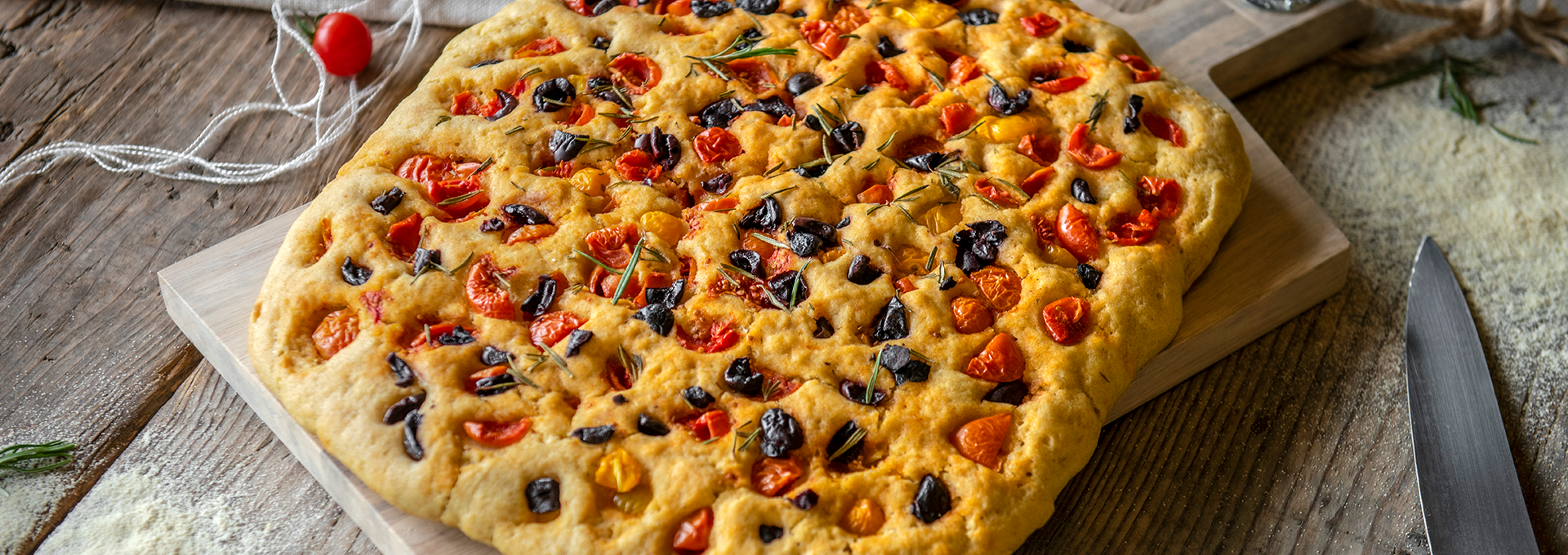 Focaccia mit Cherrytomaten und Oliven